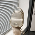 Mini Rucksack in Cremeweiß mit Spitzenbesatz, Schleife und metallischem Kettenriemen - Weiß