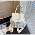 Detalle de mochila de lona blanco roto con bordado y asas de cuerda de colores - Blanco Roto