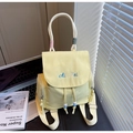Detalle de la mochila de nailon amarillo claro con logo bordado y cordón con cuentas - Amarillo
