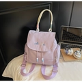 Detalle de la mochila de lona lavanda con asa de contraste y bordado de Ai Mei - Morado