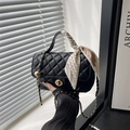 Sac bandoulière noir matelassé avec chaîne dorée et foulard en soie, design élégant - Noir