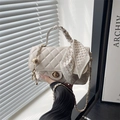 Sac bandoulière matelassé beige élégant avec poignée en soie et bandoulière chaîne - Blanc