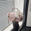 Sac à main rose matelassé avec poignée foulard en soie et bandoulière dorée - Rose