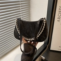 Borsa hobo nera trapuntata con perle e catene argentate, design elegante e moderno - Nero