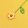 Fiore all'uncinetto fatto a mano in filato giallo e arancio con stelo e foglia - Piccolo (Foglia Singola) / Giallo