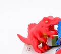 Rode dinosaurus rekbaar stressspeelgoed met stekels in brullende pose op kaart - Rode Dinosauriër (MF-50)