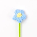 Dettaglio di un fiore all'uncinetto blu da 4 cm fatto a mano con stami gialli e gambo - Blu Zaffiro