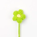 Détail macro d'une fleur crochetée à la main de 4cm vert citron avec décor blanc - Vert