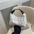 Bolso de mano crema elegante con diseño de conejo y asas de cuero negras - Blanco