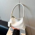 Weiße geflochtene Hobo-Tasche aus PU-Leder mit schmalem Schultergurt und Mini-Anhänger - Weiß