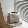 Borsa a tracolla minimalista in tela beige con doppia cerniera e tracolla regolabile - Bianco
