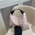 Bolso de luna plisado rosa con estampado de letra K negra y asa con hebilla plata - Rosa