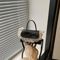 Mini-Handtasche in Schwarz mit weißer Spitze und Schleife auf sonniger Fensterbank - Schwarz