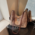 Grande borsa tote marrone opaca con triangolo in metallo vintage e tasche con zip - Marrone