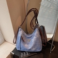 Borsa tote in denim retrò blu con spalline in pelle marrone e decorazione a triangolo - Blu