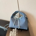 Umhängetasche in Hellblau mit Leopardenmuster, Kordelzug und silbernen Metallperlen - Blau Ohne Anhänger