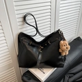 Mochila retro de cuero sintético negro con un llavero de osito de peluche marrón - Bolso Individual / Negro Engrosado