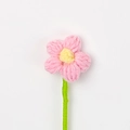 Petite fleur de 4cm au crochet fait main rose avec cœur jaune et tige verte décorative - Rose Clair