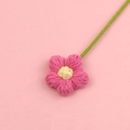 Fiore a sbuffo rosa all'uncinetto fatto a mano con centro giallo e stelo verde deco - Grande (Senza Foglia) / Rosa Rosso