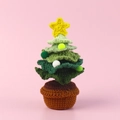 Detailansicht eines handgehäkelten Weihnachtsbaums im braunen Stricktopf mit Sternspitze - Grün