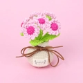 Detaillierter Häkel-Gänseblümchen-Blumentopf mit rosa Blüten und Leder-Handmade-Label - Rosa Gänseblümchenstil