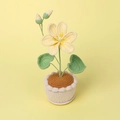 Handgehäkelte hellgelbe Blume im weißen Topf als Dekoration und Geschenkidee - Gelbe Öltungblüte (Häkelbasis)