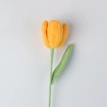 Dettaglio ravvicinato di un tulipano all'uncinetto con petali gialli e gambo verde - Giallo Scuro