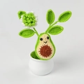 Handgehäkelte Avocado-Topfpflanze mit süßem Gesicht in einem weißen Keramiktopf - Avocado Topfpflanze (Grünes Blütenzentrum)