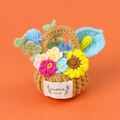 Minicesta de flores de ganchillo hecha a mano con girasol y cala para decoración - Flores Azules Cala (Pequeña cesta de flores de ganchillo)