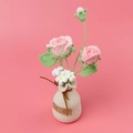 Primer plano de rosas de ganchillo hechas a mano con etiqueta de cuero Hand Made - Estilo de Rosa Rosa
