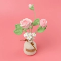 Detailansicht handgehäkelter rosa Rosen im cremefarbenen Topf mit Hand Made Etikett - Doppelkopf Rosa Rose Im Topf (Garnvase)