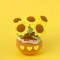 Plante de tournesol au crochet faite à la main avec pétales jaunes et pot orange tricoté - Tournesol en Pot (Grand)