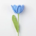 Detailaufnahme von handgefertigtem Häkelstrauß mit blauen Tulpenblüten und grünen Blättern - Blau
