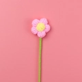 Fiore a sbuffo fatto a mano all'uncinetto in lana rosa con stame giallo e stelo verde - Fucsia