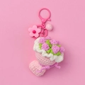 Détail d'un mini bouquet au crochet fait main rose avec fermoir mousqueton et cloche - Bouquet de Roses Roses + Fermoir Mousqueton Rose