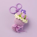 Porte-clés méduse violet au crochet fait main avec détails floraux sur fond violet uni - Bouquet de Roses Violettes + Fermoir Mousqueton Violet