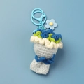 Gros plan d'un porte-clés bouquet de fleurs au crochet bleu aux textures tricotées - Bouquet de Roses Bleues + Fermoir Mousqueton Bleu