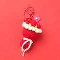 Vue détaillée d'un porte-clés bouquet de fleurs au crochet rouge avec un nœud blanc - Bouquet de Roses Rouges + Fermoir Mousqueton Rouge