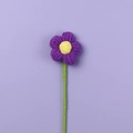 Piccolo fiore all'uncinetto da 4cm viola con centro giallo e stelo verde per decoro DIY - Viola