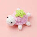 Handgefertigte gehäkelte Schildkröte mit rosa Panzer und grünem Sternen-Akzentdekor - Rosa Erdbeere (Schildkrötenpuppe)