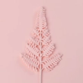 Detaillierte Textur einer rosa handgestrickten Farnblatt-Deko auf passendem rosa Grund - Rosa