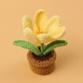 Détail d'une tulipe jaune crochetée à la main dans un pot pour la décoration - Jaune Pâle - Plante en Pot de Tulipe à Fleurs (Petit Pot en Fil)