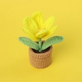 Détail d'une tulipe jaune au crochet faite à la main avec textures de fil précises - Jaune Citron - Plante en Pot de Tulipe à Fleurs (Petit Pot en Fil)