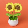 Handgefertigte Häkel-Sonnenblumen im weißen Topf mit gelben Blütenblättern - Doppelköpfige Sonnenblume im Topf / Gelb