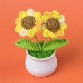 Handgefertigte gehäkelte Sonnenblume im weißen Keramiktopf für die Heimdekoration - Doppelköpfige Sonnenblume im Topf / Verlaufsgelb