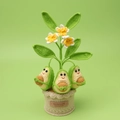 Dettaglio di piante di avocado all'uncinetto fatte a mano con faccine e accenti floreali - Pianta in Vaso di Avocado all'Uncinetto (Stile Abbraccio)