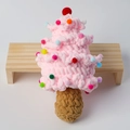 Détail de l'arbre de Noël rose au crochet avec des ornements de pompons colorés - Rose