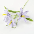 Handgefertigter Häkel-Lilienstrauß in Hellviolett mit grünem Stiel und gelbem Detail - 3-Köpfige Zephyranthes Zweig - Lila