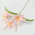 Handgehäkelte rosa Lilie mit drei Blütenköpfen und grünen Blättern auf weißem Grund - 3-Köpfige Zephyranthes Zweig - Rosa