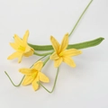 Handgefertigter Häkelstrauß mit drei gelben Blumen und grünen Stielen auf weißem Grund - 3-Köpfige Zephyranthes Zweig - Dunkelgelb